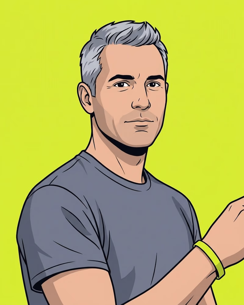 Retrato de un entrenador de mediana edad con una camiseta oscura y muñequera lima.