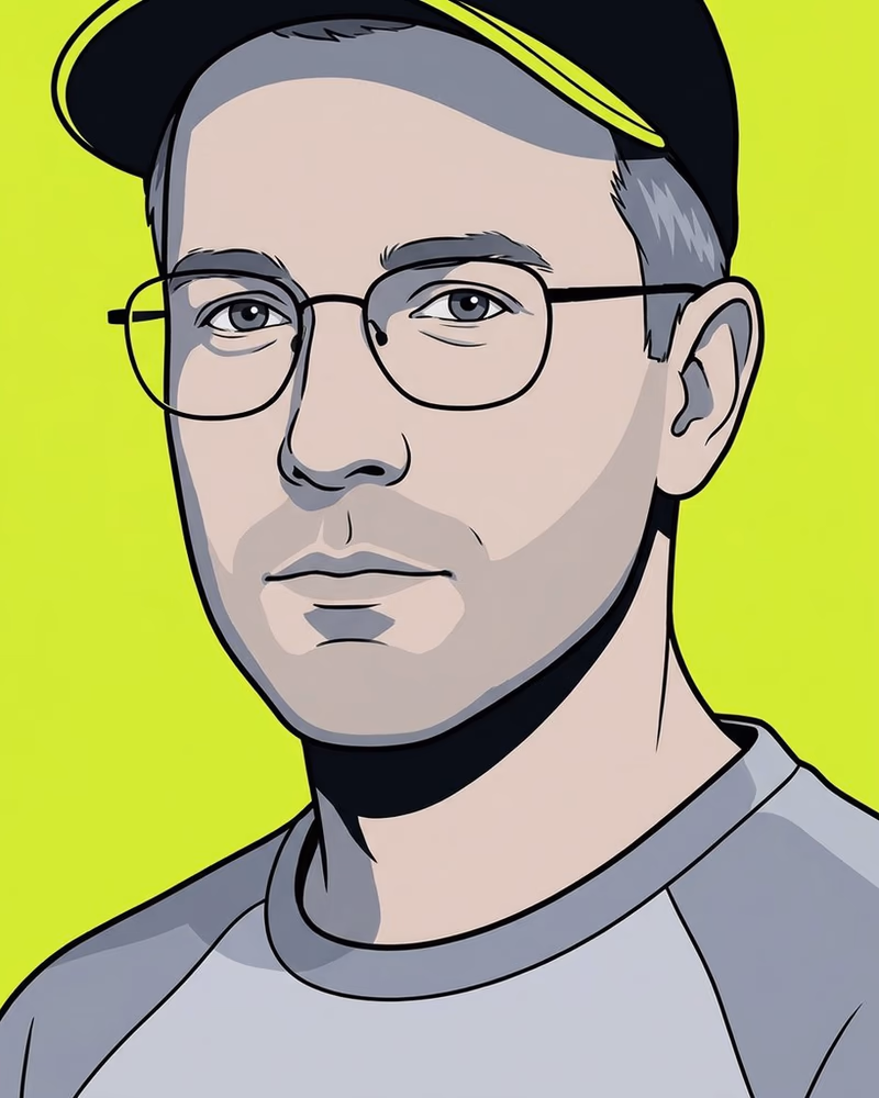 Retrato de un entrenador con gafas finas y una gorra con ribete lima.
